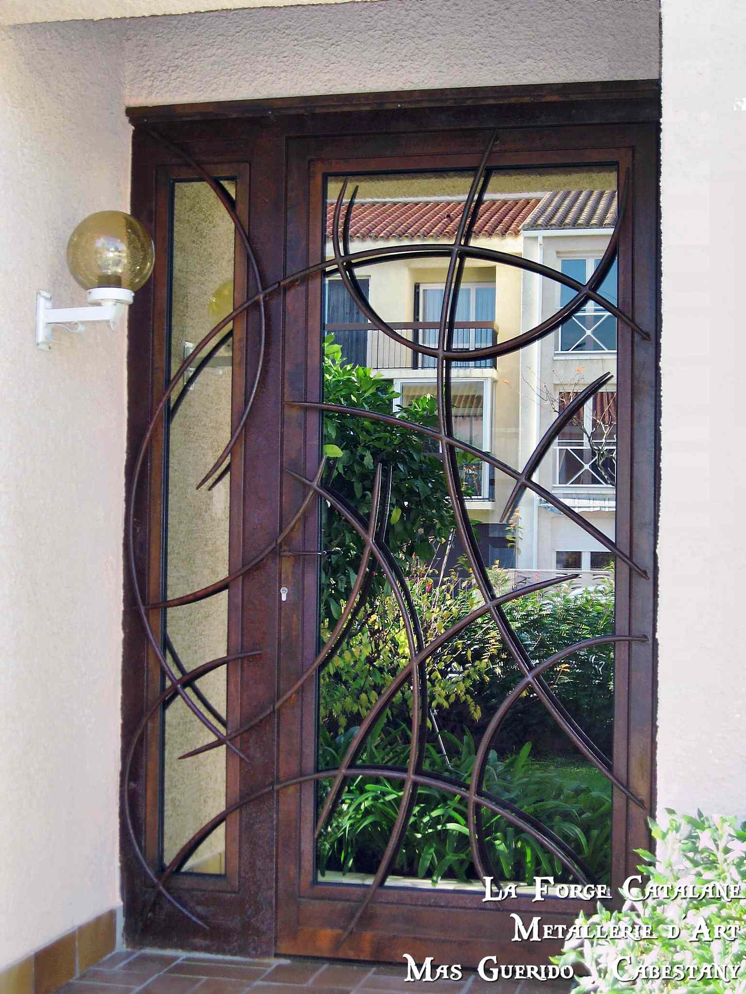 porte vitree  vitrage espion motif moderne  barreaudages entremeles forge catalane  3.jpg